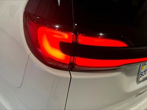 Used 2024 Chrysler Pacifica Touring-L image 23