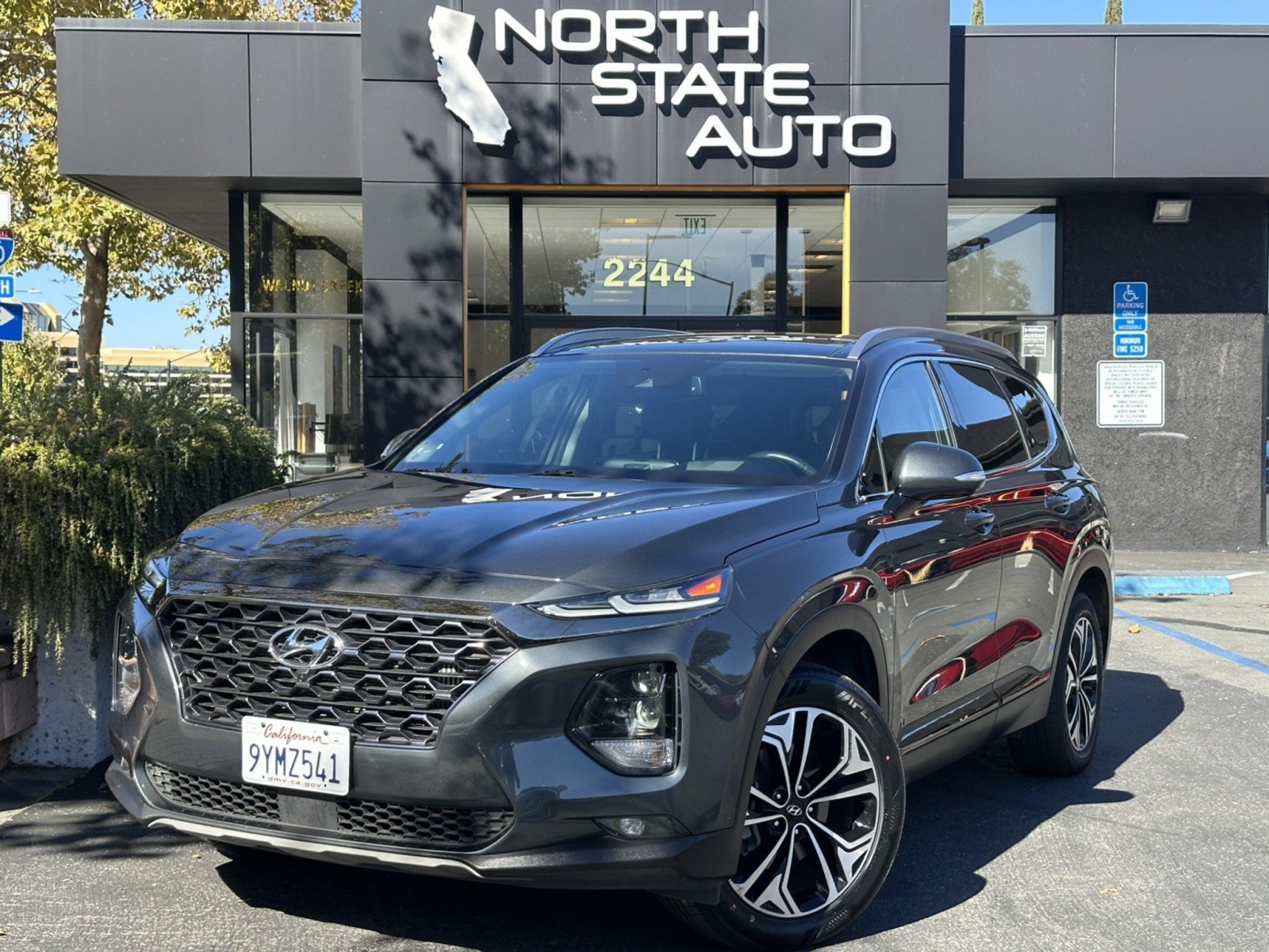 Used 2020 Hyundai Santa Fe Limited AWD/4WD image 2