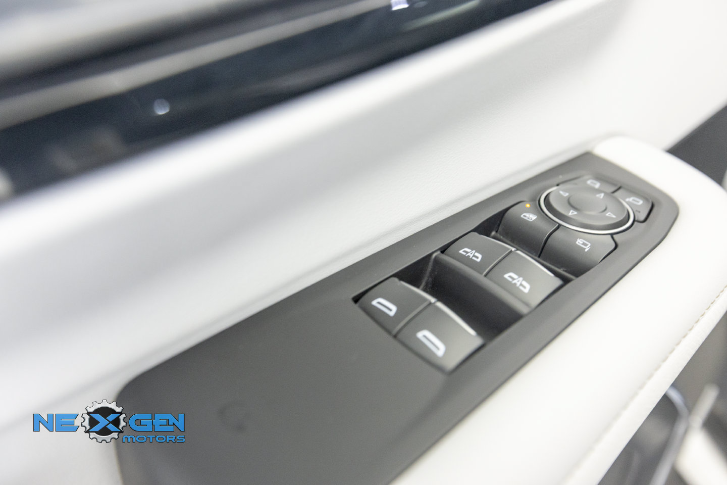 Used 2025 Chevrolet Suburban Premier AWD/4WD image 15