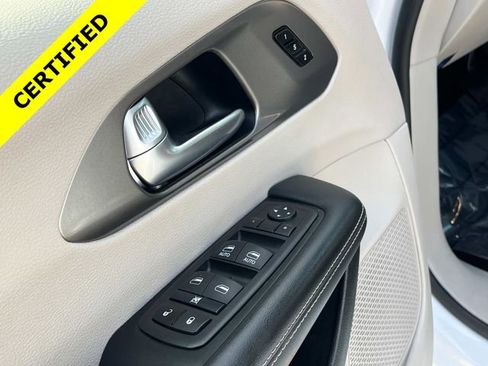 Certified 2024 Chrysler Pacifica Touring-L image 20