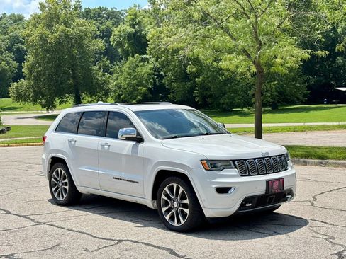 Used 2018 Jeep Grand Cherokee Overland AWD/4WD image 3