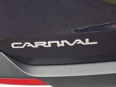 Used 2025 Kia Carnival EX FWD image 32