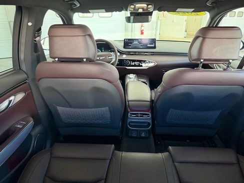 Used 2022 Genesis GV70 2.5T w/ Advanced Package image 17