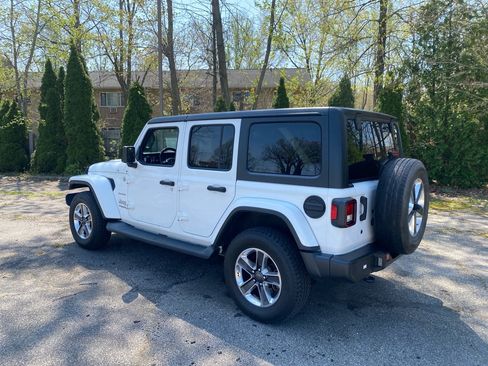 Used 2019 Jeep Wrangler Unlimited Sahara AWD/4WD image 3
