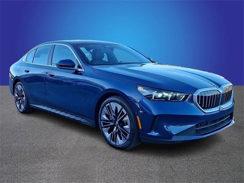 Used 2025 BMW 530i xDrive w/ Premium Package image 3