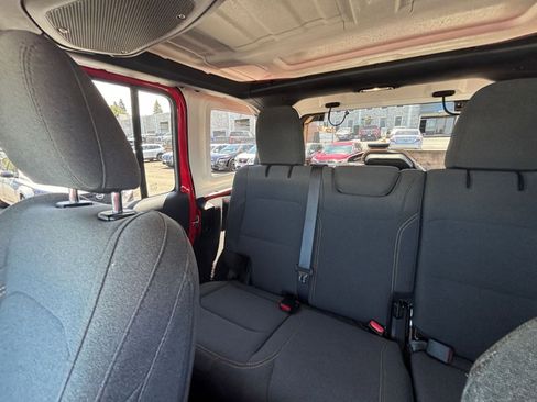 Used 2025 Jeep Wrangler Unlimited Sahara AWD/4WD image 39