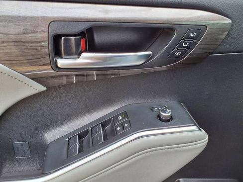 Used 2024 Toyota Highlander Platinum image 24