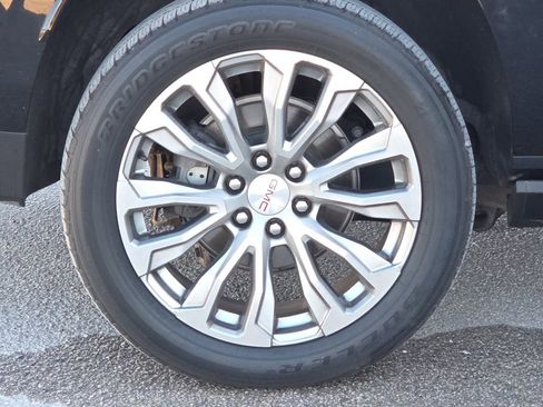 Used 2022 GMC Yukon XL Denali image 9