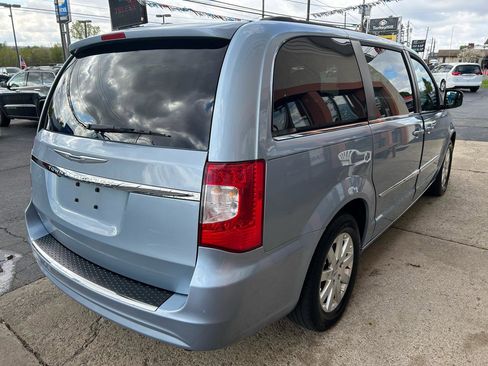 Used 2016 Chrysler Town & Country Touring FWD image 5