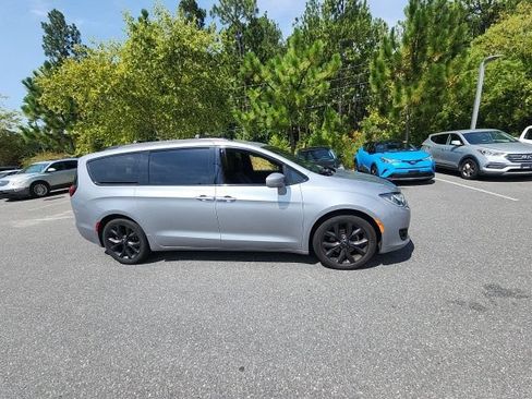 Used 2020 Chrysler Pacifica Touring-L w/ S Appearance Package FWD image 15