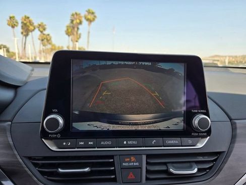 Used 2025 Nissan Altima 2.5 SV FWD image 9
