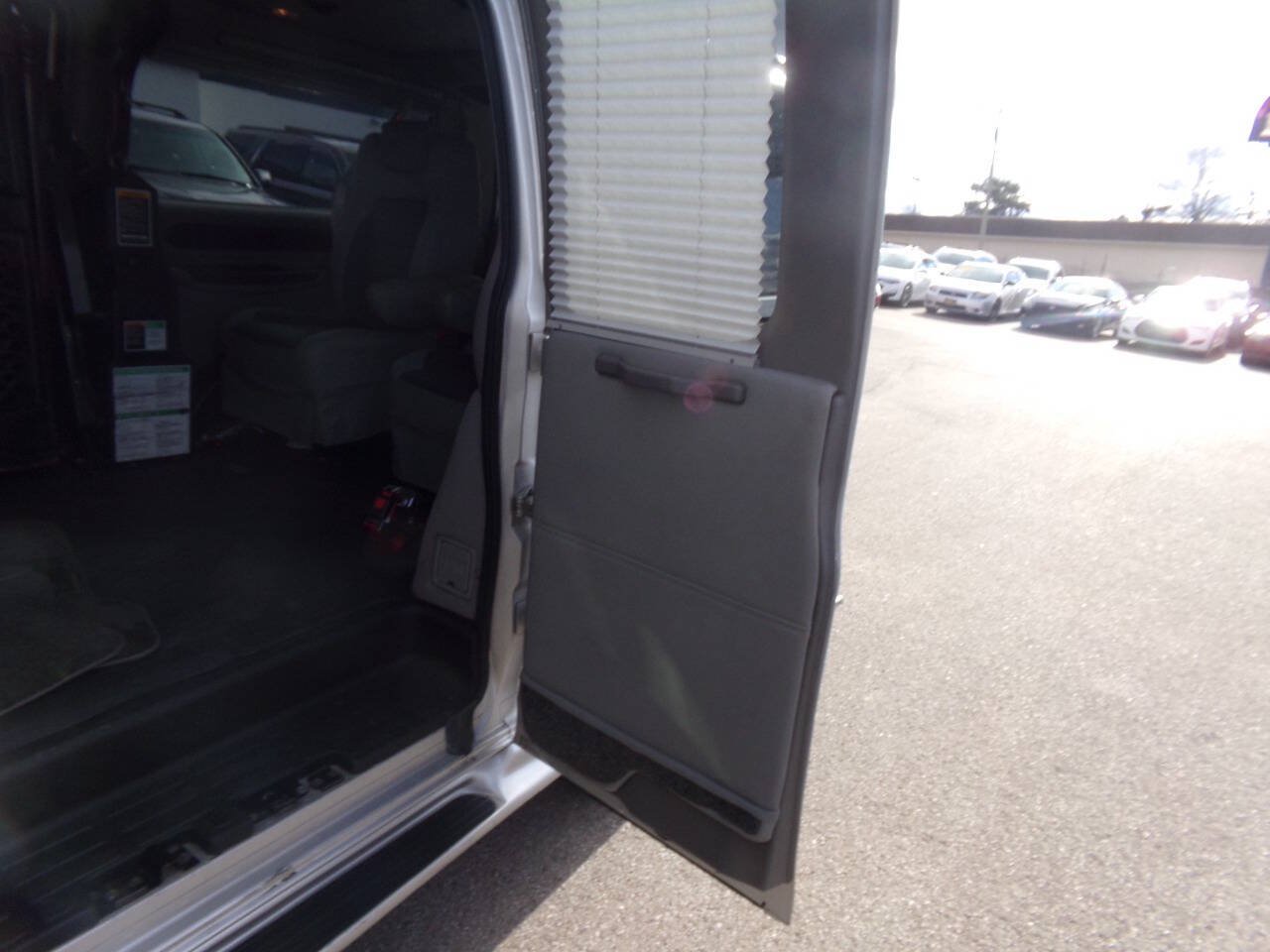Used 2010 GMC Savana 1500 w/ Preferred Equipment Group RWD image 18