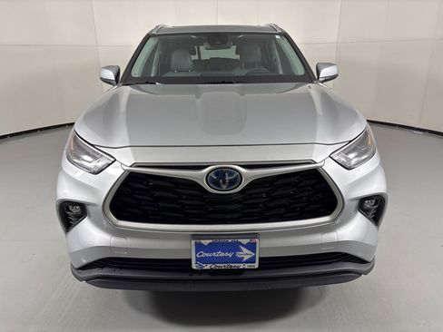 Used 2023 Toyota Highlander XLE image 3