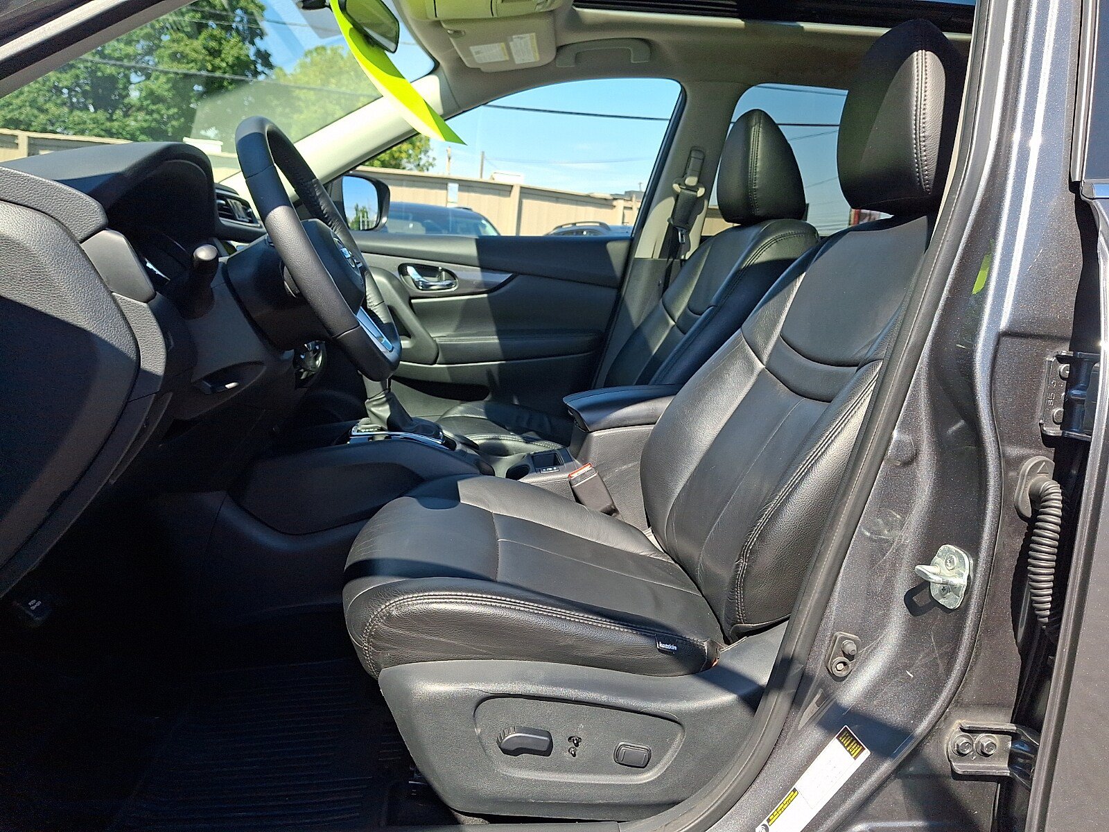 Used 2018 Nissan Rogue SV w/ Premium Package AWD/4WD image 13