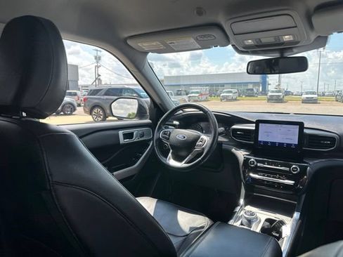Used 2022 Ford Explorer Limited w/ Equipment Group 301A RWD image 16