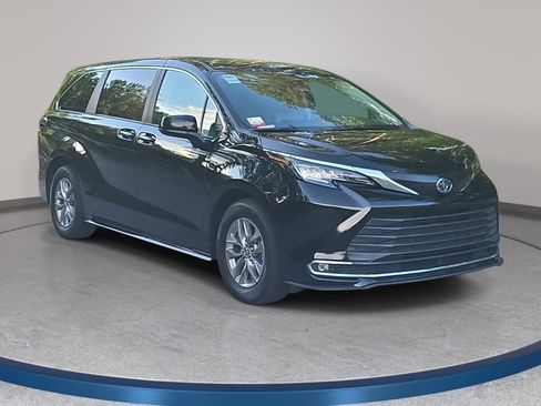 Used 2023 Toyota Sienna XLE FWD image 3