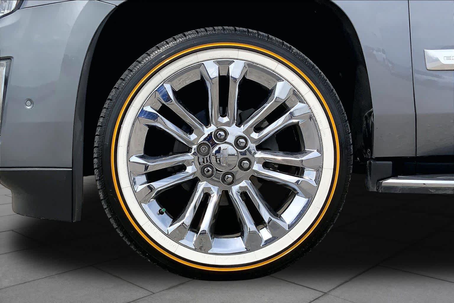 Used 2018 Cadillac Escalade Luxury w/ LPO, Radiant Package RWD image 11