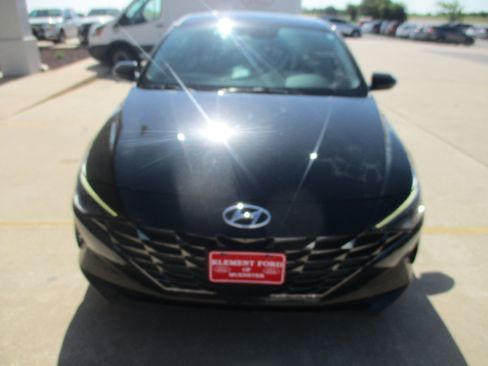 Used 2022 Hyundai Elantra Limited w/ Preferred Accessory Package FWD image 11