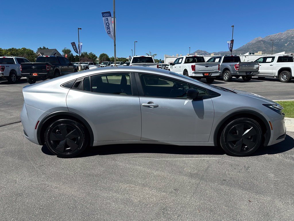 Used 2025 Toyota Prius LE FWD image 4