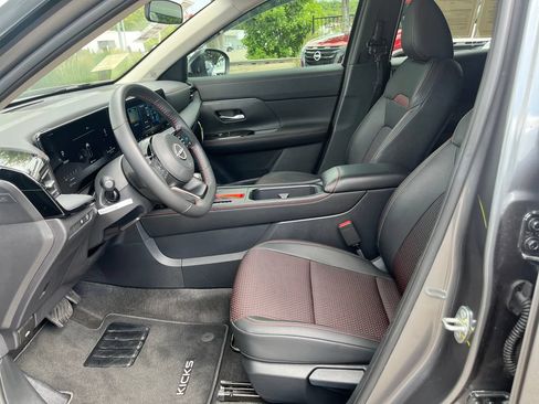 Used 2026 Nissan Kicks SR FWD image 9