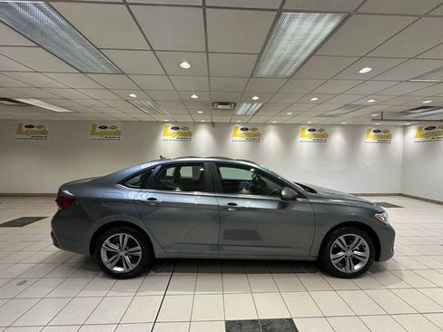 Used 2023 Volkswagen Jetta SE FWD image 3