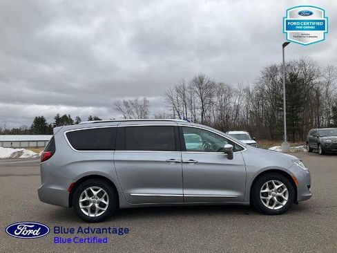 Used 2020 Chrysler Pacifica Limited image 24