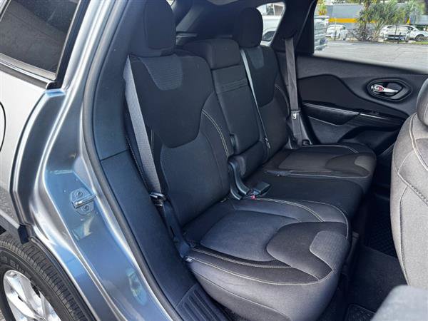 Used 2015 Jeep Cherokee Latitude w/ Cold Weather Group FWD image 15