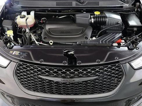 Used 2025 Chrysler Pacifica Limited FWD image 37