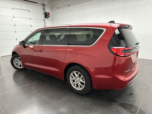 Used 2025 Chrysler Pacifica Select FWD image 7