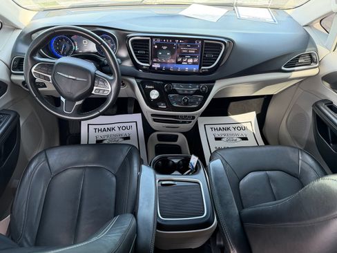 Used 2022 Chrysler Pacifica Touring-L FWD image 17