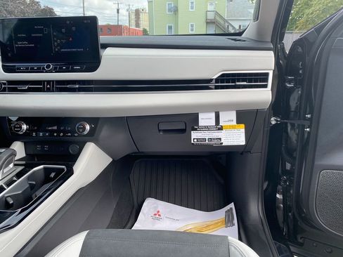 New 2025 Mitsubishi Outlander SE image 29