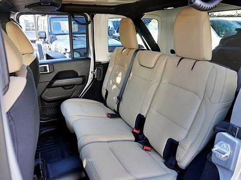 Used 2018 Jeep Wrangler Unlimited Sahara image 20