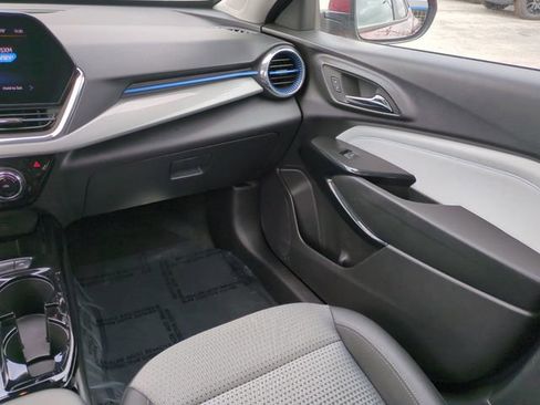 Certified 2025 Chevrolet Trax LT image 18