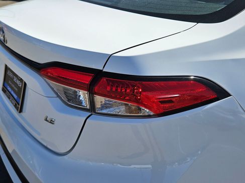 Used 2022 Toyota Corolla LE FWD image 12