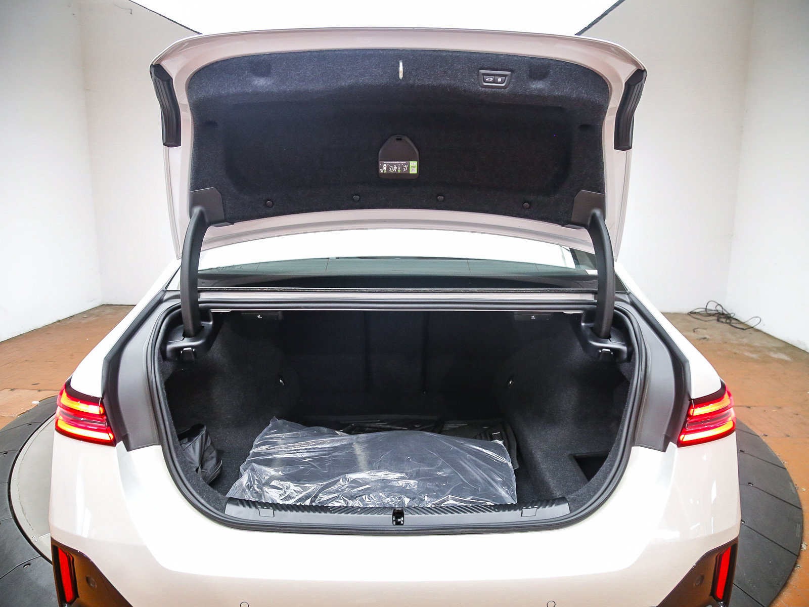 Used 2026 BMW 530i w/ M Sport Package RWD image 27