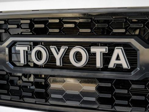 Used 2018 Toyota Tacoma TRD Off-Road w/ Technology Package AWD/4WD image 54