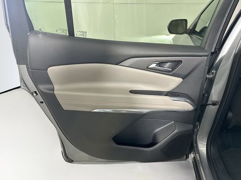 Used 2025 Chevrolet Traverse LT image 26