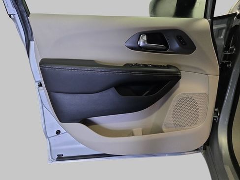 Used 2024 Chrysler Pacifica Touring-L image 29