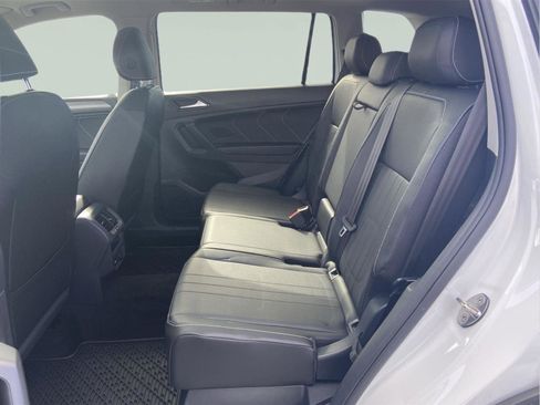 Used 2022 Volkswagen Tiguan SE w/ Panoramic Sunroof Package image 17