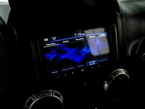 Used 2015 Jeep Wrangler Unlimited Rubicon w/ Connectivity Group AWD/4WD image 36