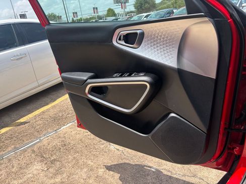 Used 2025 Kia Soul LX w/ LX Technology Package FWD image 18