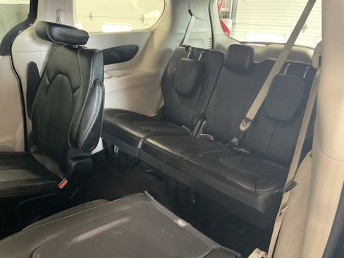 Used 2024 Chrysler Pacifica Touring-L image 19