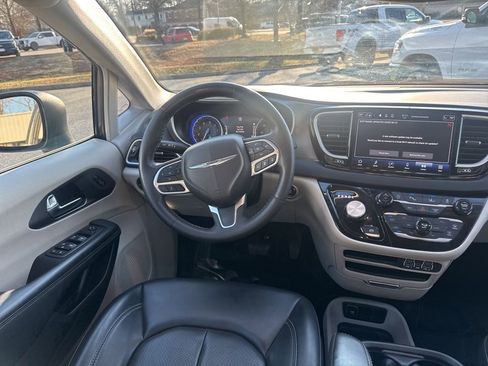 Used 2023 Chrysler Pacifica Touring-L image 9
