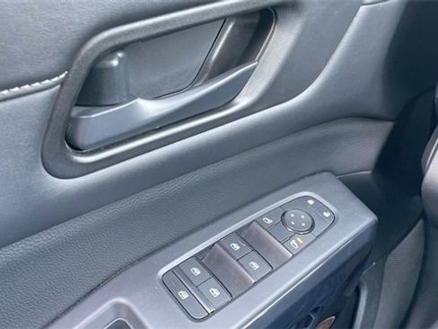 Used 2024 Nissan Pathfinder S image 13