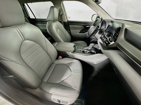 Used 2020 Toyota Highlander XLE AWD/4WD image 34