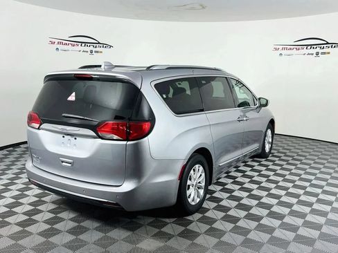 Used 2019 Chrysler Pacifica Touring-L FWD image 8