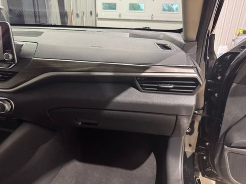Used 2024 Nissan Altima 2.5 SV FWD image 24