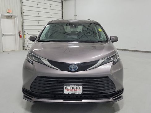 Certified 2021 Toyota Sienna LE image 2