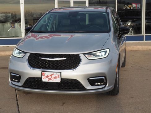 Used 2024 Chrysler Pacifica Touring-L image 3