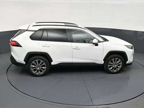 Used 2019 Toyota RAV4 XLE Premium FWD image 17